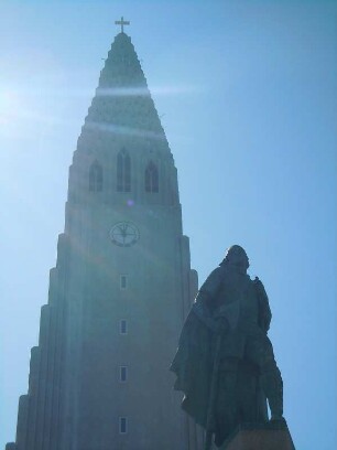 Reykjavik - Hallgrimskirkja : Der 73 Meter hohe Turm der Hallgrimskirkja ist die Stadtdominante von Reykjavik, aufgenommen am 29. Mai 2012