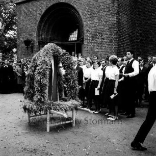 Erntedankfest: Kirchberg: Erntekrone vor der Peter-Paul-Kirche