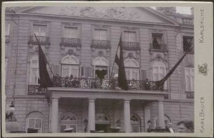 Großherzog Friedrich I., Großherzogin Luise und Kaiser Wilhelm II. auf fahnengeschmücktem Balkon.