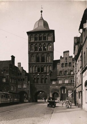 Lübeck. Ansicht des 1444 im spätgotischen Stil errichteten Burgtores mit drei Durchlässen