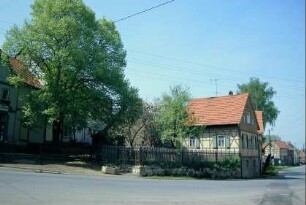 Platz vor der Gaststätte; kleines Haus mit Garten
