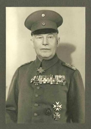 Adolf Schwab, Oberst und Kommandeur des Landwehr-Infanterie-Regiments Nr. 127, Polizeioberst, späterer Generalmajor der Wehrmacht in Uniform mit Orden unter anderem pour le mérite, Brustbild