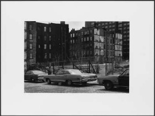 Autos vor einem beräumten Grundstück, New York