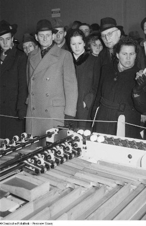 Besucher vor einer ausgestellten Maschine der Leipziger Frühjahrsmesse