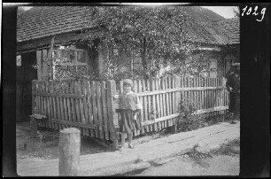 Kamien Koszyrski (=Kamin-Kaschyrskyj, Ukraine): Einheimisches Mädchen vor einer Gartenzaun