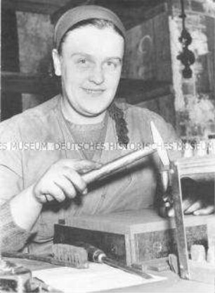 Signiererin in der Kohlebürstenfabrik des VEB Elektrokohle Lichtenberg