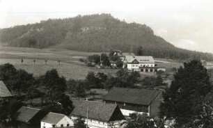 Kleinhennersdorf (Gohrisch-Kleinhennersdorf), Alter Schulweg 43. Ortsteilansicht mit Heymannbaude