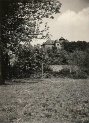 Oelsnitz-Voigtsberg, Schloß (Burg Voigtsberg) mit westlichem Rundturm, Burgkapelle und Bergfried. Ansicht von Südosten