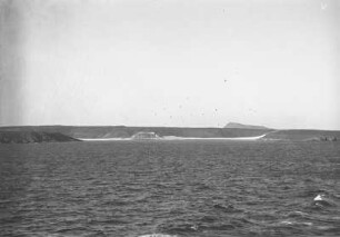 Im Roten Meere an der Nordspitze von Perim : Blick vom Meer auf die vulkanische Insel Perim