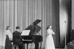 Kulturveranstaltung anlässlich des Internationalen Mädchentags : Musikalische Darbietung einer Sängerin