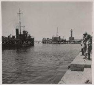 Wehrmachtssoldaten, Bald nach der Einnahme der Hauptstadt Kretas Chania liefen italienische Einheiten im Hafen ein.