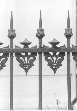Dresden-Neustadt, Radeberger Straße 29. Wohnhaus (um 1865). Einfriedung (Teilansicht)