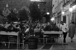 Freiburg: Tische vor dem Gasthaus zum Engel am Münsterplatz, im Hintergrund der Erker des Kaufhauses