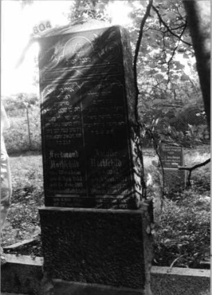 Grabstein 804 (Index: 99802323) Material: Granit, poliert Zustand: sehr gut Maße HxBxT: 220x76x30 cm Beschreibung: getreppter Sockel, obeliskartige Stele Symbolik: Davidstern, Palmwedel: Grabstein 804