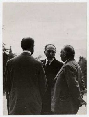 Gartenparty bei Joseph Avenol, Generalsekretär des Völkerbundes in Genf. von links: Josef Beck, Yvon Delbos, Maxim Maximowitch Litwinow