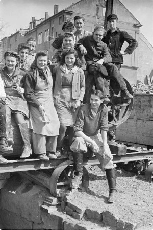 Räumen der Trümmer als Vorarbeit für den Neubau des Hauses der Sorben. Gruppenfoto auf der Baustelle des sorbischen Hauses. : Rumowanje rozwalinow za natwar Serbskeho domu. Skupinski wobraz na twarnišću serbskeho domu.