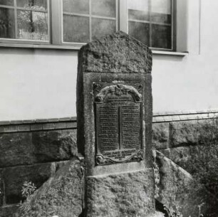 Gedenkstein für die Opfer des 1. Weltkrieges : Gedenkstein für die Opfer des 1. Weltkrieges. Stein, Eisenguß (nach 1918). Zwickau-Schedewitz, Gartenstraße