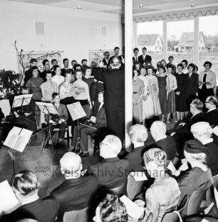 Stormarnschule: Gymnasium: Waldstraße: Erweiterungsbau: Einweihung: Pausenhalle: Innenansicht: Vortrag von Schulchor und Schulorchester: vorn Stuhlreihen mit Gästen