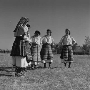Tanzgruppe. Tänzerinnen einer Folkloregruppe in bulgarischer Tracht