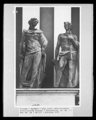 Zwei nicht identifizierte mythologische Statuen