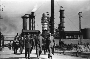Ploesti: Gruppen bei der Führung durch die Raffinerie Vega