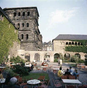 Trier. Porta Nigra. Westseite von Südwesten. Blick aus dem Brunnenhof des Simeonstiftes