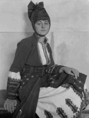Frau in griechischer Tracht