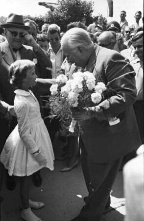 Lahr; Offenburg: Sudetendeutsches Kind überreicht dem Minister Blumen