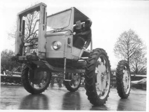 Weihenstephan. Bayerische Landesanstalt für Landwirtschaft (LfL). Besonders hoch gebauter Geräteträger soll künftig im Feldgemüseanbau eingesetzt werden und wird hier für Versuchszwecke verwendet