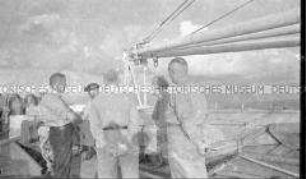 Heimfahrt vom Internierungslager auf Angel Island auf dem italienischen Dampfer "Fella", fünf Männer an Deck