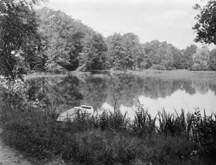 Klitten bei Boxberg/O.L., Maximiliansteich : Boxberg/Oberlausitz-Klitten. Maximiliansteich mit Boot am Ufer