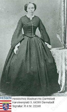 Hochgesand, Dorothea geb. Haenlein (1820-1899) / Porträt, in Raumkulisse neben Tisch stehend, Ganzfigur