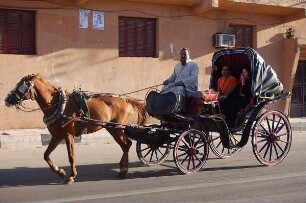 Kutschfahrt in Luxor : Kutsche mit Touristen in der Altstadt von Luxor, Basarviertel. Aufgenommen im Januar 2006