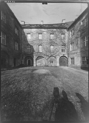 Königsbrück. Schloß (Umgestaltung um 1700). Hofansicht von Südost