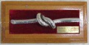 Tischzier in Form eines Metallknotens (mit russischer Beschriftung)