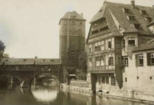 Nürnberg, Maxplatz. Weinstadtel (1446/1448), Wasserturm (um 1323, um 1569/1570 Aufstockung) und Henkersteg (um 1320/1325). Stadtseite. Ansicht über die Pegnitz