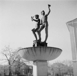 Brunnen : Brunnen. Metall, Stein (1956; W. Reinhold). Knabenpaar. Dresden-Südvorstadt, Schulhof der 3. Mittelschule