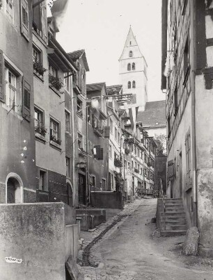 Meersburg, Winzergasse (ehemals Kirchgasse) nach Norden in Richtung Katholischer Pfarrkirche, Hausnummern 24-8.