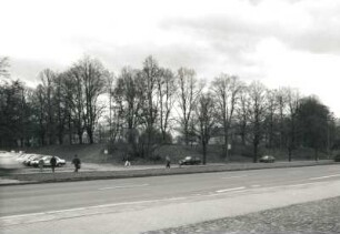 Dresden-Räcknitz, Zellescher Weg 18/20. Sportplatz (künftiger Standort des Zentralgebäudes der SLUB). Ansicht von Nordosten