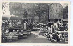 Marktstände, Blick vom Rathaus Richtung Kaufhaus Sonntag