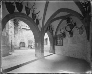 Zwingenberg Schloss Zwingenberg Innenhof mit Blick aus dem Torgebäude