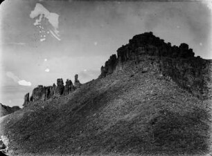 Der Gipfel des Cerro Azanaque : Turmartig geklüftetes vulkanisches Gestein auf dem Gipfel des Cerro Azanaque.
