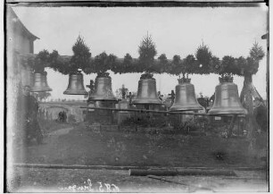 Glockenweihe in Bingen; Auf dem Friedhof, sechs Glocken an Holzgestell aufgehängt