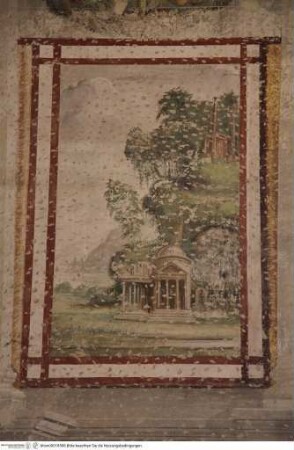 Scheinarchitektur mit mythologischen Szenen und Landschaften zwischen Groteskendekoration, Stadt- und Landschaftsveduten, Tempel vor Hügel mit Obelisken