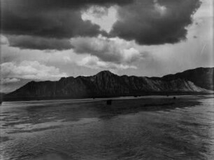 Blick durch ein überflutetes Tal : In einem überfluteten Tal stehen Wasserbüffel, hinter ihnen Berge