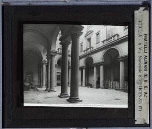 Florenz, Palazzo Nonfinito : Hof