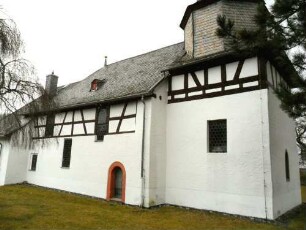 Kirche von Süden-Turmchor im Kern Romanisch-Langhaus 1734 stark überarbeitet und mit Fachwerkaufsatz erhöht-desgleichen Aufsatz des Turmchors