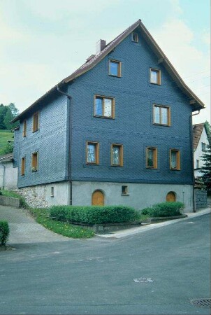 Wohnhaus mit zwei Kellereingängen in der Giebelfront