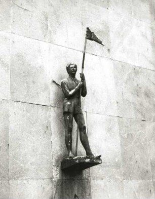 Pionier mit Wimpel : Pionier mit Wimpel. Bronze (um 1955). Chemnitz-Reichenbrand, Sepp-Wenig-Oberschule