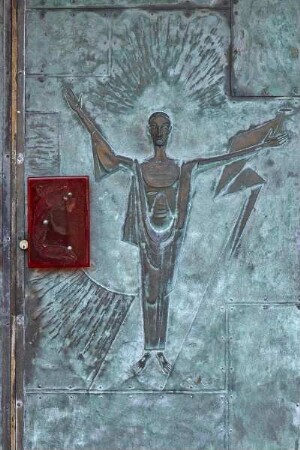 Eingangstür mit drei Reliefs — Auferstehung Christi